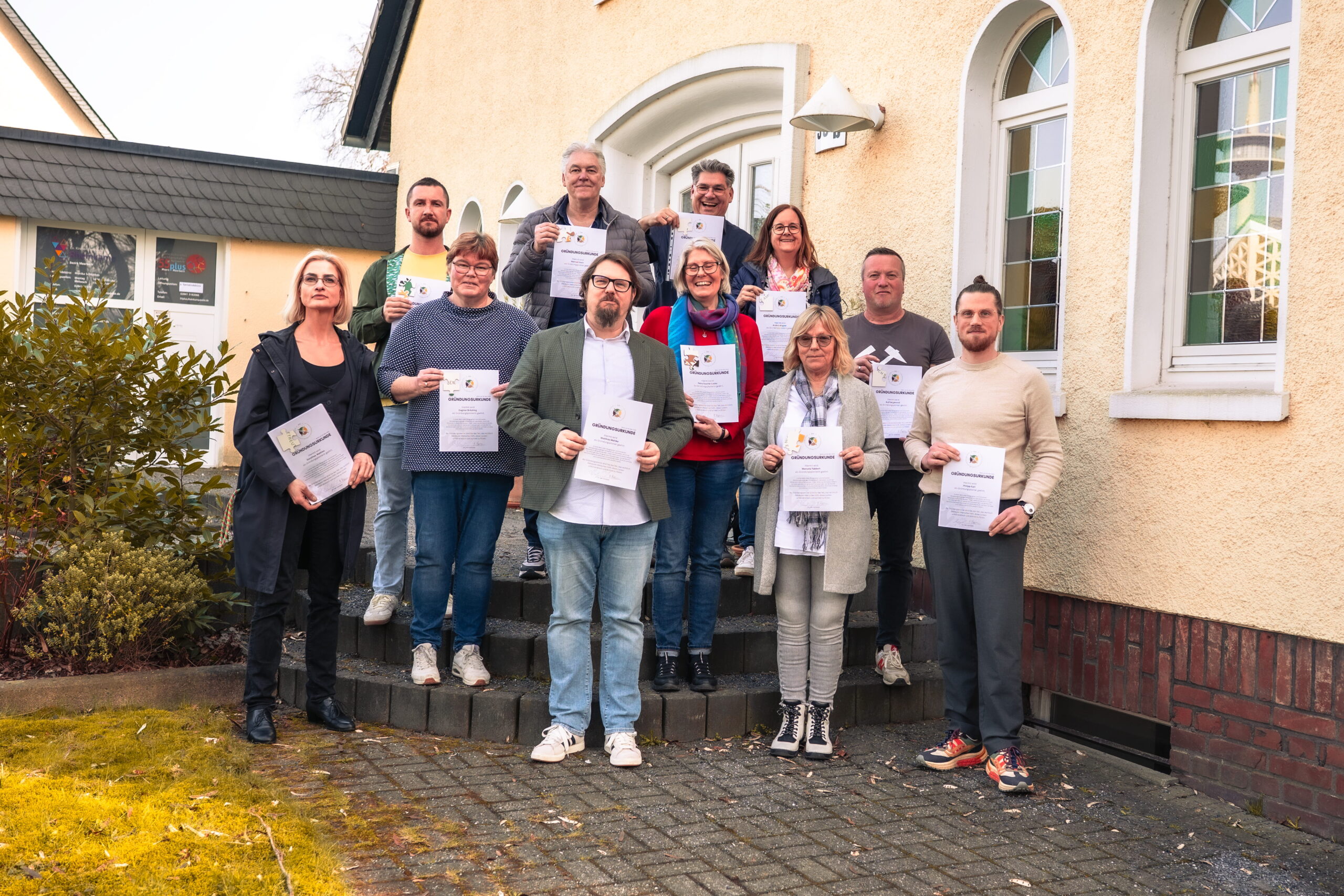 Gründungsmitglieder von BENI halten Ihre Gründungsurkunden in die Kamera.